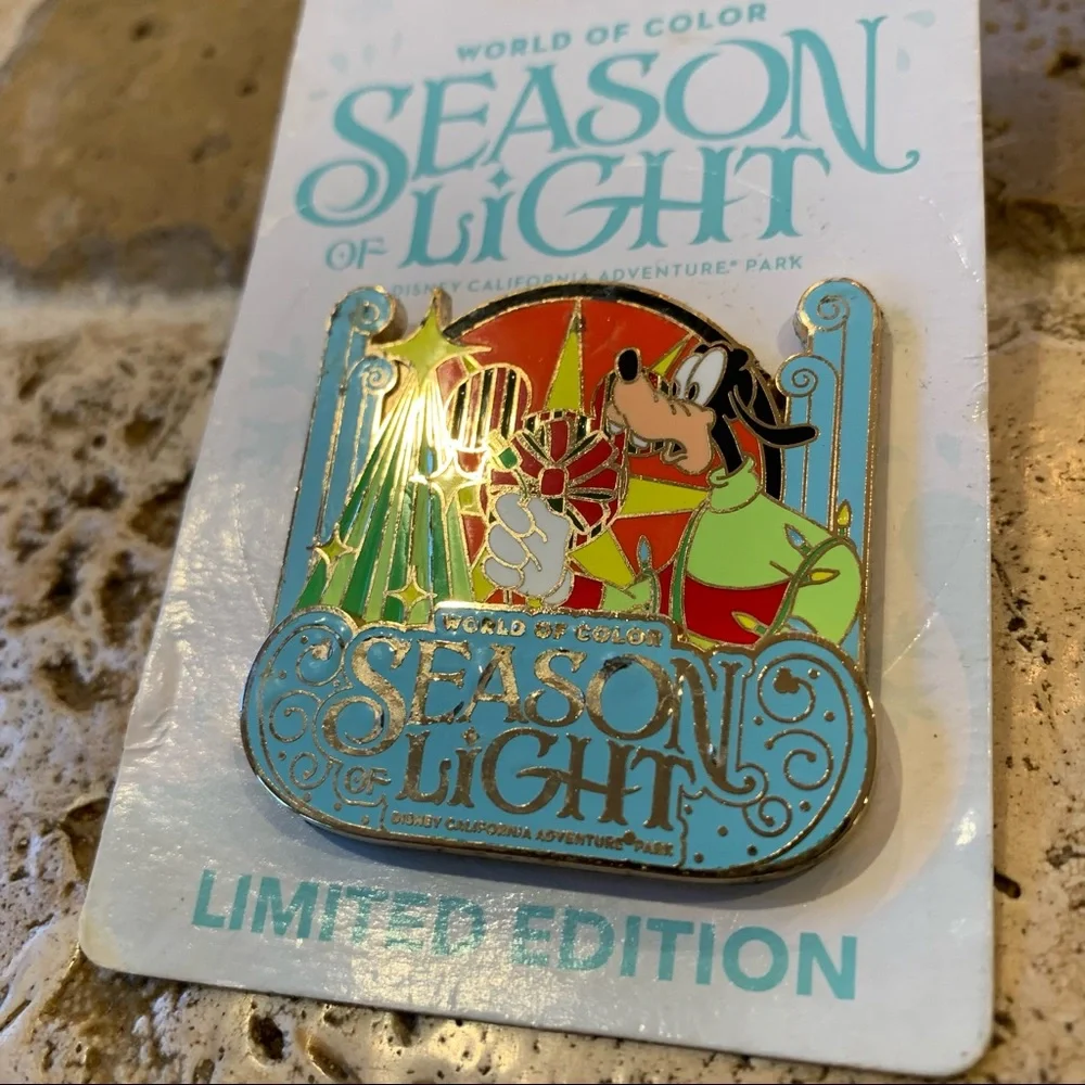 Disneyland World of Color Season Light Pin Goofy Lights Limited Edition